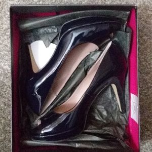 Vince Camuto heals size 6m